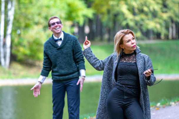 Couple parlant sérieusement à l'extérieur dans un parc avec un fond vert
 - Photo, image