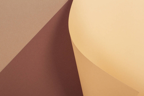 抽象的な幾何学的な形のベージュ茶色黄色紙の背景. - 写真・画像