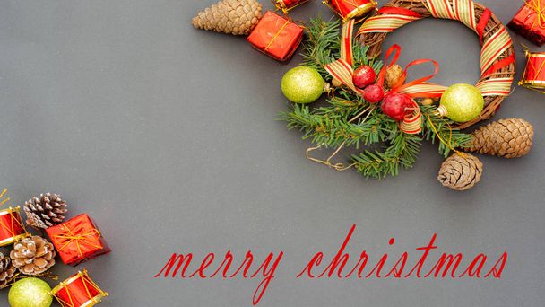 Καλά Χριστούγεννα και ευτυχισμένο το νέο έτος κείμενο με διακόσμηση στολίδι  - Φωτογραφία, εικόνα