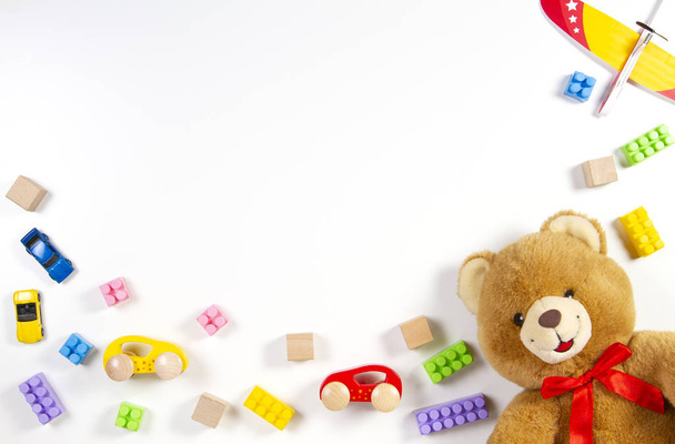 Coloridos juguetes para niños marco sobre fondo blanco. Vista superior. Puesta plana
. - Foto, Imagen