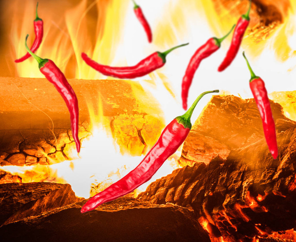 kilka kawałków z red hot chili peppers na tle z ognia - Zdjęcie, obraz
