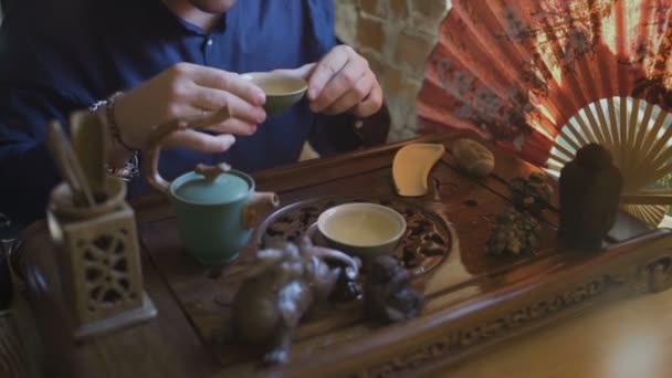 Κοντινό πλάνο του ανθρώπου πίνει πράσινο τσάι από Gaiwan - Πλάνα, βίντεο