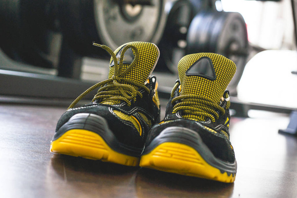 Zapatilla moderna sin marca en el gimnasio. Amarillo-Negro. Zapatos cómodos
. - Foto, imagen