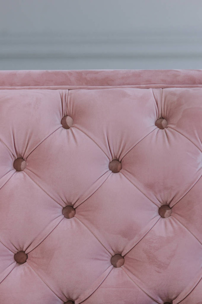 Pink Velvet Couch with tufted upholstery - 写真・画像