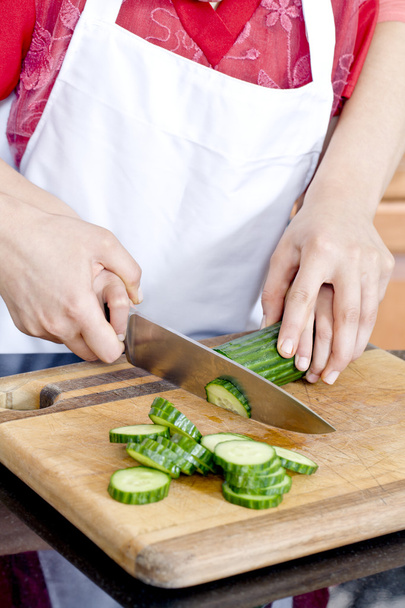 een hand snijden bittere kalebas - Foto, afbeelding