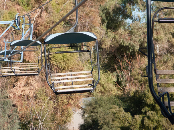 Riding hoog boven de boomgrens in open cabine - Foto, afbeelding