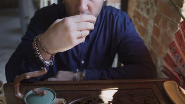 Close Up of Man pití čaje v čínské restauraci - Záběry, video