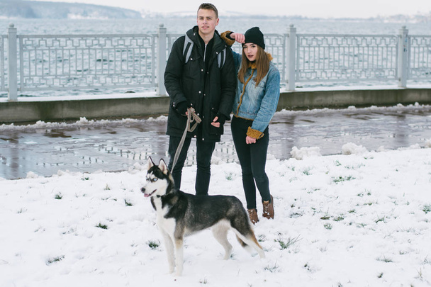 couple with huskies - Foto, Imagem