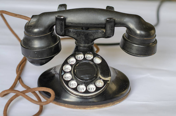 viejo teléfono negro sobre la mesa
 - Foto, Imagen