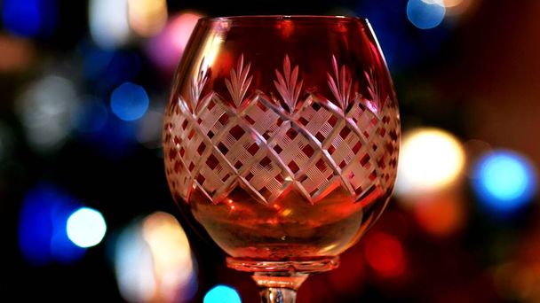 背景のボケ味を持つ赤ワイン グラス ライトします。 - 写真・画像