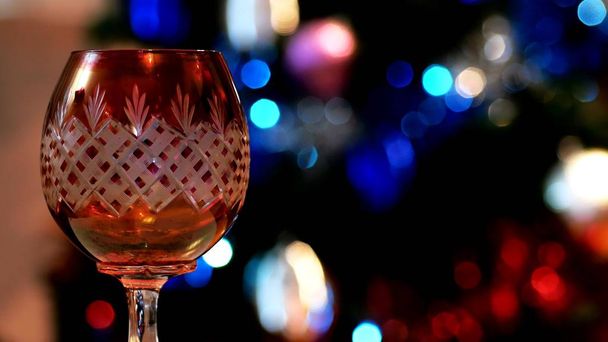 Bicchiere di vino rosso con luci di Bokeh sullo sfondo
 - Foto, immagini