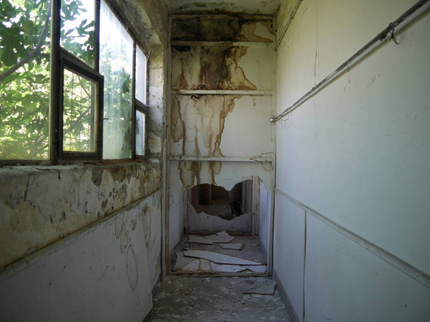 Увійти в покинутий зруйнований будинок
 - Фото, зображення