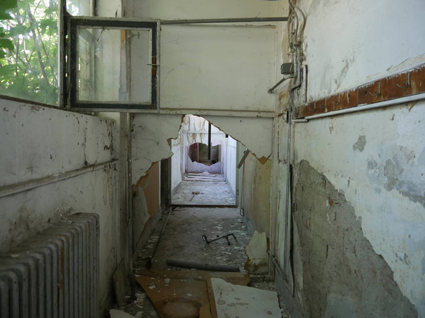 Entrez dans l'abandon maison démolie - Photo, image
