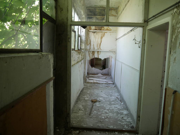 Einbruch in verlassenes Abrisshaus - Foto, Bild