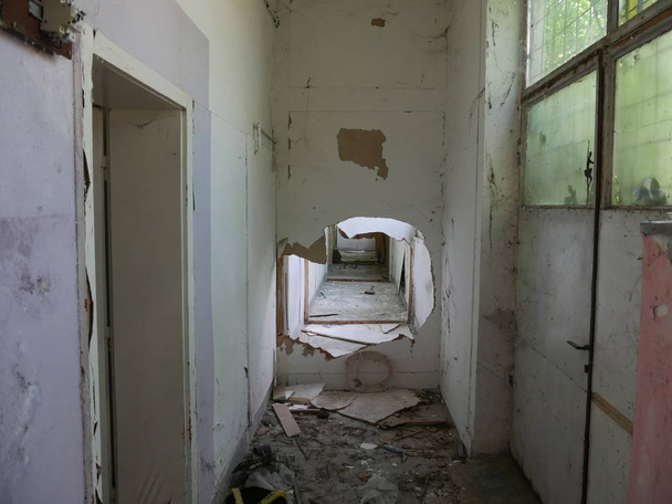 Entrez dans l'abandon maison démolie - Photo, image