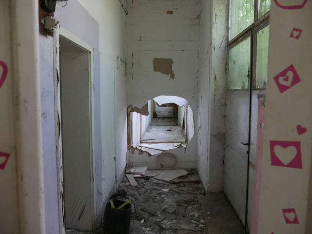 Μπείτε σε εγκαταλειμμένο κατεδαφισμένο σπίτι - Φωτογραφία, εικόνα