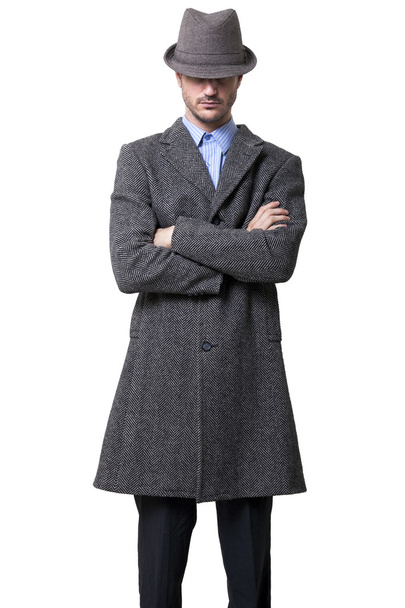 gri paltolu ve gri bir şapka giymiş bir insan - Fotoğraf, Görsel