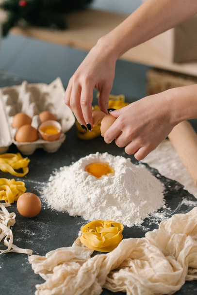 Weergave van vrouw handen maken van deeg voor de pasta sluit  - Foto, afbeelding