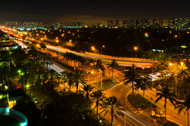 Autostrade illuminate o Miami vicino Aventura
 - Foto, immagini