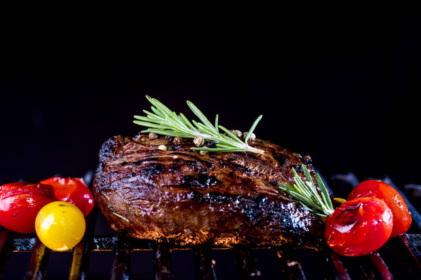 Čerstvý filet steak na grilu s flammes  - Fotografie, Obrázek