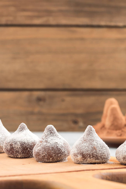 Yönetim Kurulu, kopya alanı kesme mutfak üzerinde toz şeker çikolata truffles. - Fotoğraf, Görsel