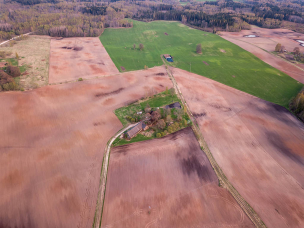 Drone Photo of the Countryside Fields in Värikäs Varhainen Euroopan kevät - Top Down View
 - Valokuva, kuva