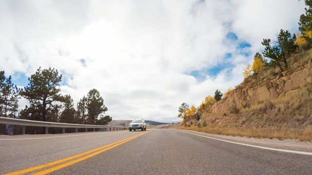 Fahrt auf der Bergstraße 67 zu den Colorado-Quellen im Herbst. - Foto, Bild