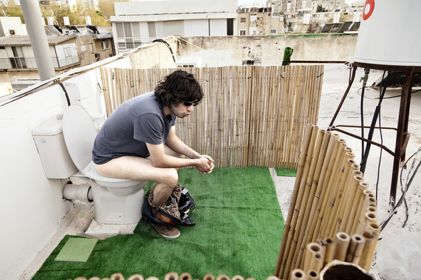 Usando lavatório no telhado
 - Foto, Imagem