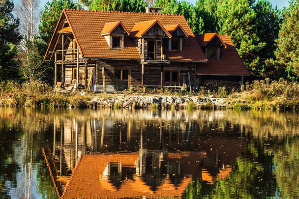 Mooi huis in het meer weerspiegeld. Herfst landschap. - Foto, afbeelding