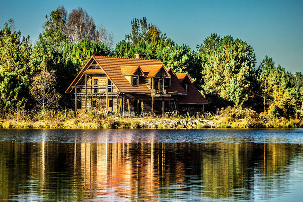 Krásný dům se odráží v jezeře. Podzimní krajina. - Fotografie, Obrázek
