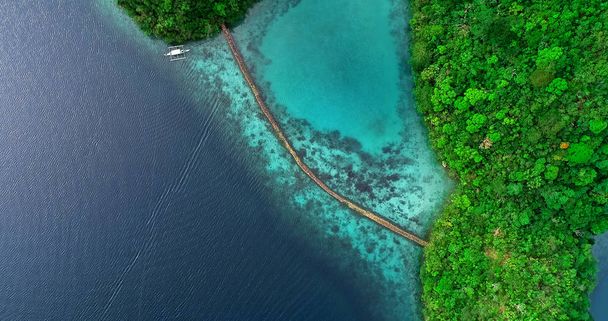 Vue aérienne du lagon de Sugba. Beau paysage avec lagune bleue et pont, Parc national, Île de Siargao, Philippines
. - Photo, image