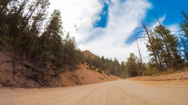 Conducir en pequeños caminos de tierra de montaña de Colorado Springs a Cripple Creek en otoño
. - Foto, Imagen