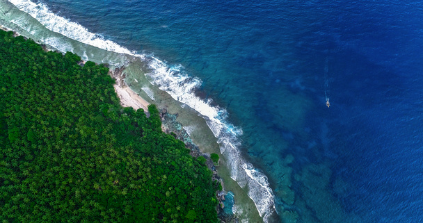 Aerial View Siargao Island ja Trooppinen Tyynimeri. Näkymä lennokista
. - Valokuva, kuva
