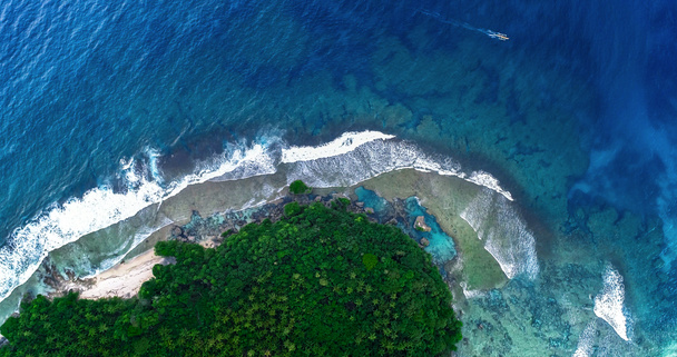Siargao 島と熱帯太平洋の空撮。無人機からの眺め. - 写真・画像