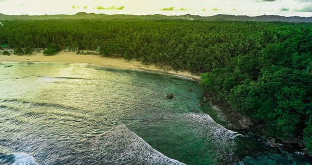 Siargao 島と熱帯太平洋の航空写真ビュー日没。無人機からの眺め. - 写真・画像