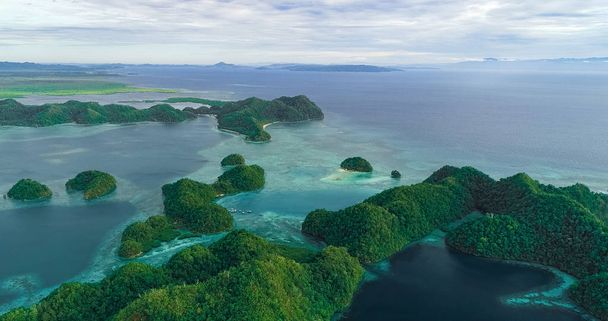 Widok z lotu ptaka Zalewu Sugba. Piękny krajobraz z morzem laguny, Park Narodowy, Siargao Island, Filipiny. - Zdjęcie, obraz