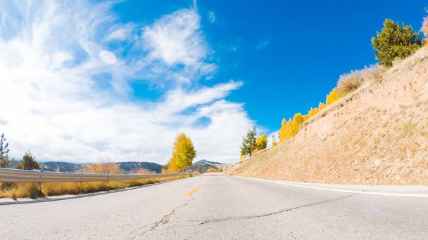 Rijden op berg snelweg 67 naar Colorado Springs in de herfst. - Foto, afbeelding