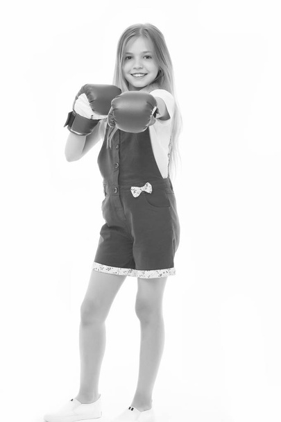 glücklich Mädchen in Boxhandschuhen isoliert auf weiß. Kinderlächeln und Boxen. kindliche Entwicklung und Gesundheit. Boxer bereit zum Kampf. Ich kann mich wehren. Schläge. Sport Workout und Training - Foto, Bild
