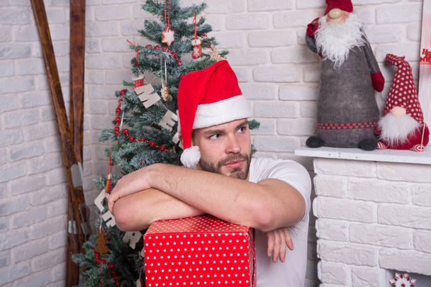 delivery christmas gifts. online christmas shopping. New year scene with tree and gifts. man in santa hat hold christmas present. The morning before Xmas. happy santa man. Merry Christmas. Miss you - Foto, Imagem