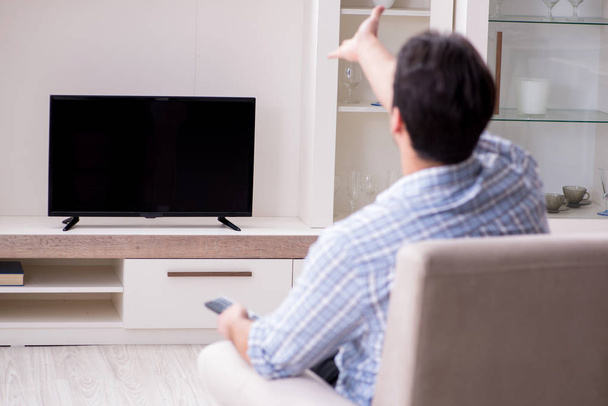Giovane uomo guardando la tv a casa - Foto, immagini