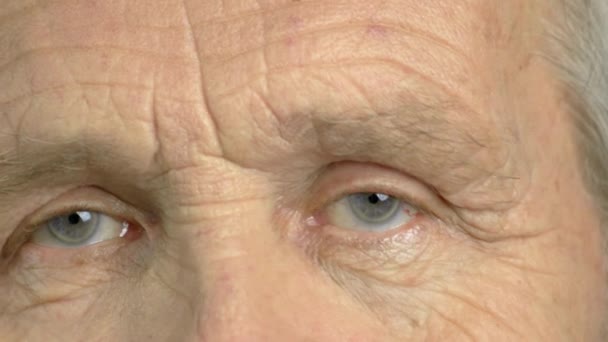 Detailní záběr staré muž zavřel oči. - Záběry, video