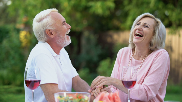 Couple de personnes âgées riant à table, racontant des blagues drôles, se souvenant de moments
 - Séquence, vidéo