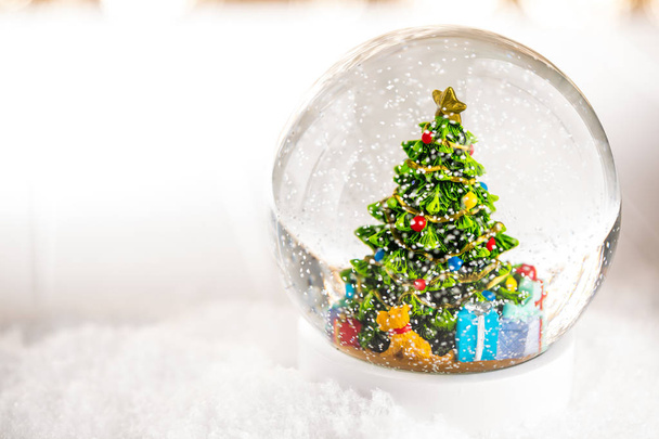 Feriado fundo de Natal com bola de neve
 - Foto, Imagem