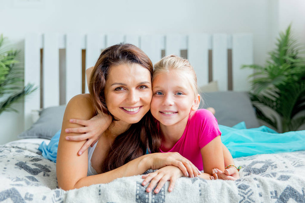mother and daughter are spending time together at home - Foto, immagini
