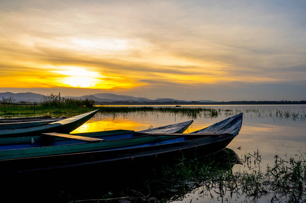 pieni kalastusvene Bang Phra Reservoirin sisällä auringonnousussa, Sriracha, Chonburi, Thaimaa
 - Valokuva, kuva