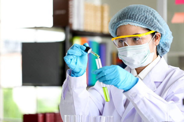 Σύνολο χημικού σωλήνα ανάπτυξης και φαρμακείο στο εργαστήριο, βιοχημεία και ερευνητική τεχνολογία έννοια. - Φωτογραφία, εικόνα