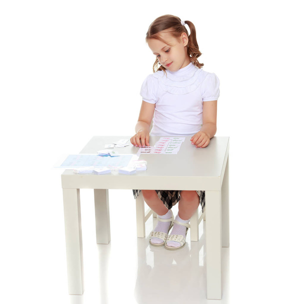 A little girl is studying Montessori stuff. - Valokuva, kuva
