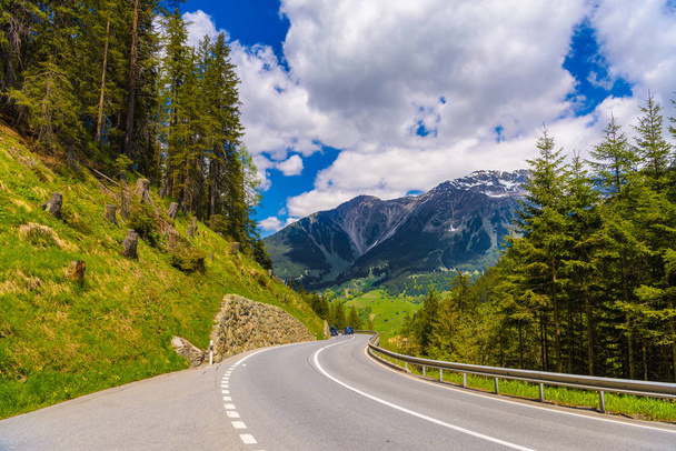 Дорога между Альпами, Клостерс-Сернеус, Давос, Швейцария
 - Фото, изображение