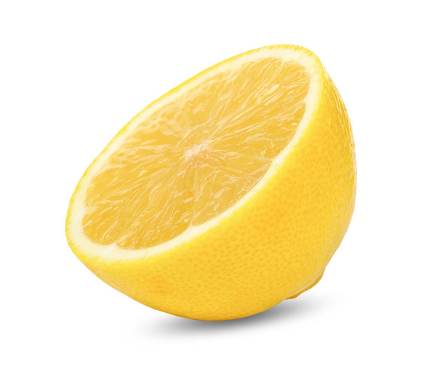 Plátek citronu izolovaných na bílém ořezové cesty. - Fotografie, Obrázek