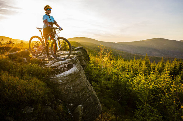 Maastopyöräily nainen ratsastus pyörä syksyllä vuoret metsämaisema. Nainen pyöräilemässä MTB:n juoksurataa. Ulkoilutoiminta
. - Valokuva, kuva